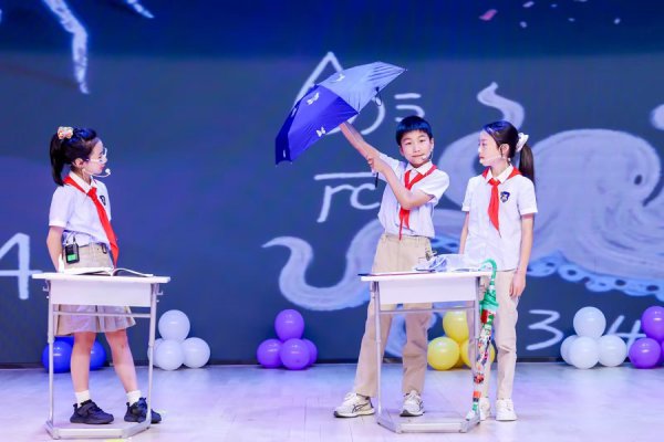 用一出毕业大戏，小学生们和将来的我方对话