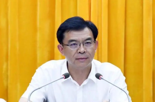 任市委文书不悦1年免职转任，59岁陈少荣被通报搞权色往复