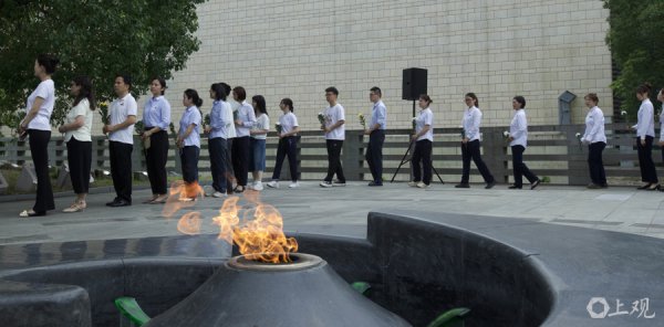 城事 | 谨记历史，爱戴和平，市民自觉献花问候无名英杰