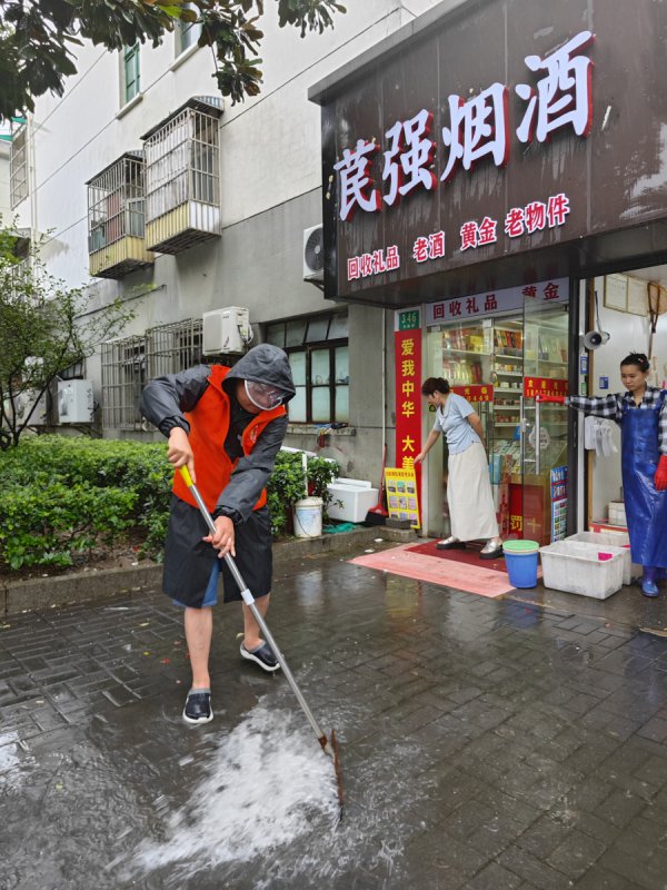“台风天别外出！”他们把午饭送到茕居老东说念主家门口