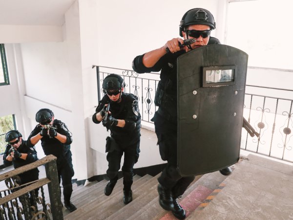 毁灭厂房补救“东谈主质”、靶场精确射击…金山特警夏令练兵燃爆了，现场视频曝光