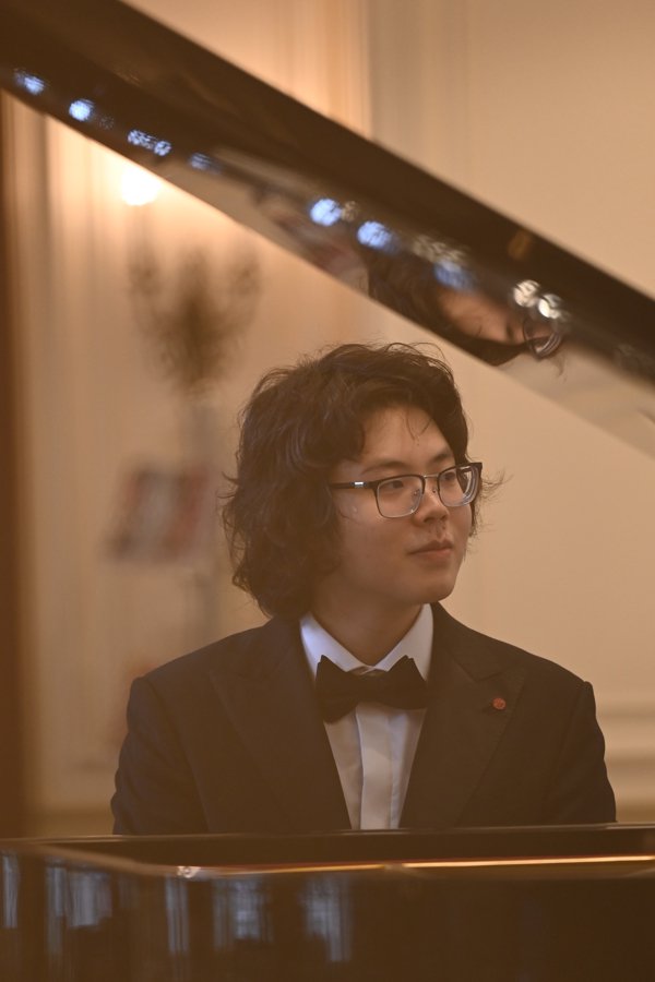 斩获海外比赛一等奖，19岁后生钢琴家亮相上海音乐厅